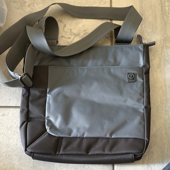 Men’s TUMI Tech Gray Bag - Picture 1 of 1